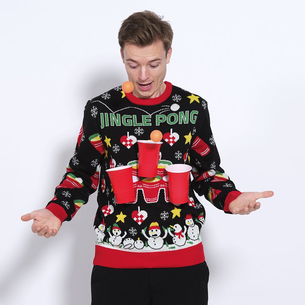 En överraskad man i svart jultröja med ölmuggar och citatet